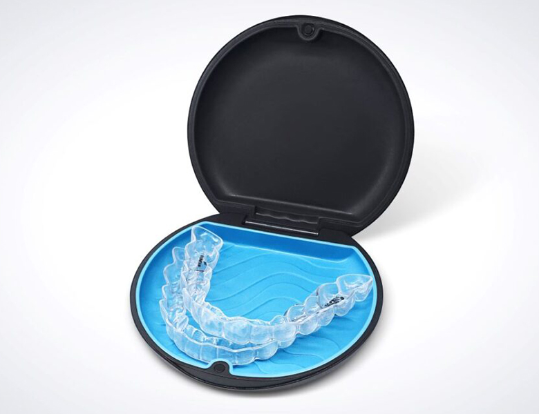 マウスピースと持ち運び用の専用ケース