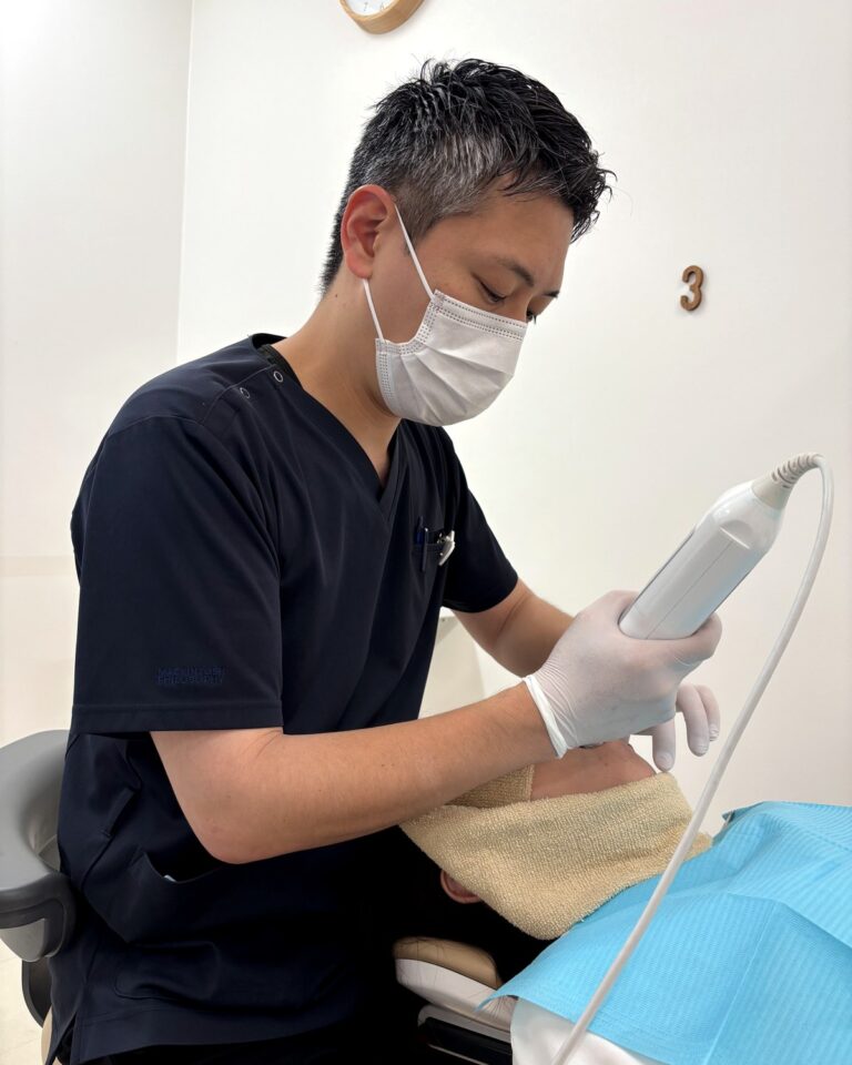 院長が口腔内3Dスキャナーで歯型を読み取っている様子